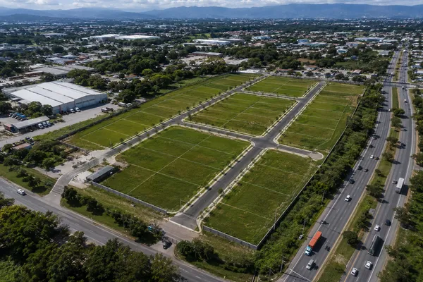 Vista aérea de terreno urbanizado, lotificación con calles trazadas