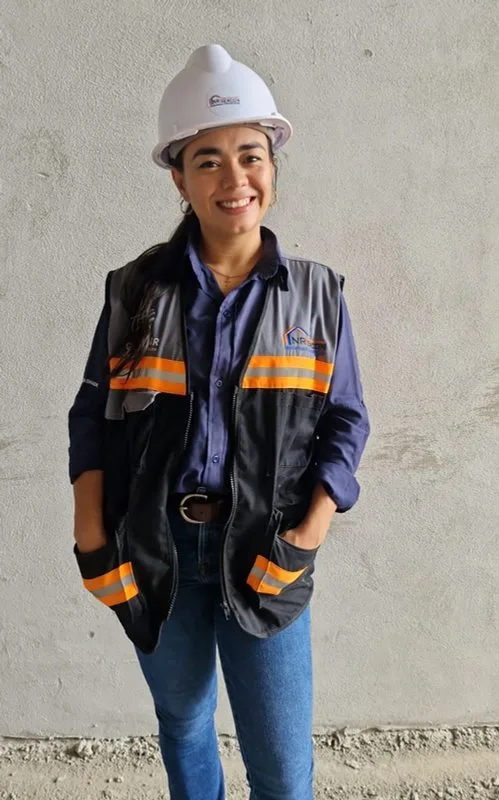 Ingeniera de NR SERCON con casco de seguridad