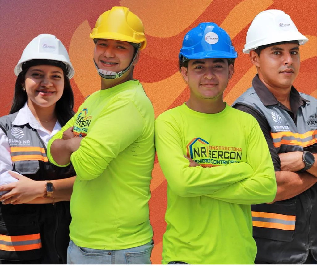 Cuadrilla de 4 integrantes de Grupo NR en obra, con casco de seguridad